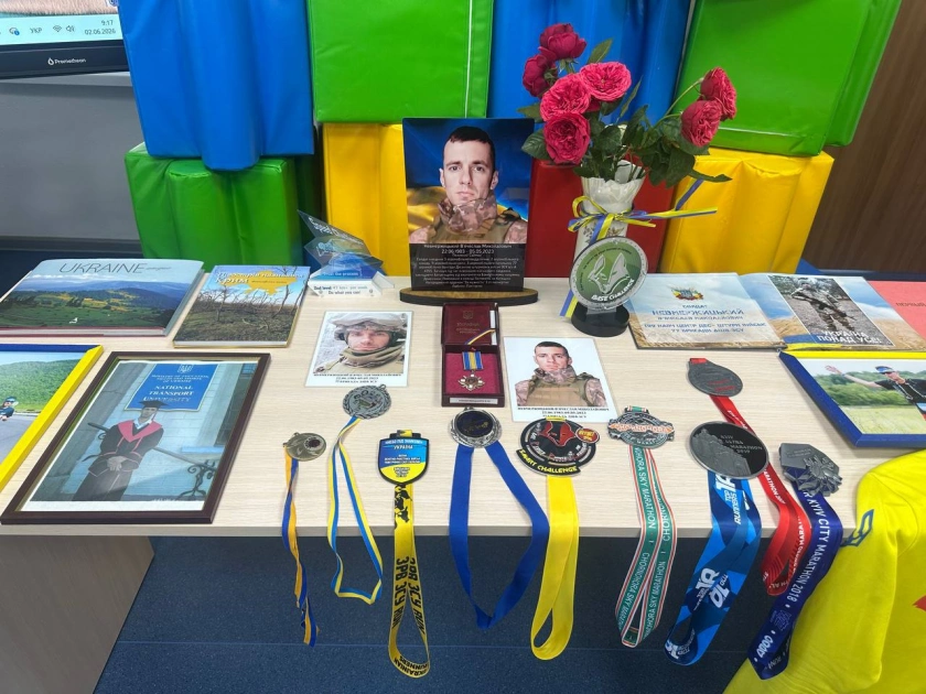 Гостомель вшанував загиблого захисника: у школі №1 встановили пам’ятний знак - 1