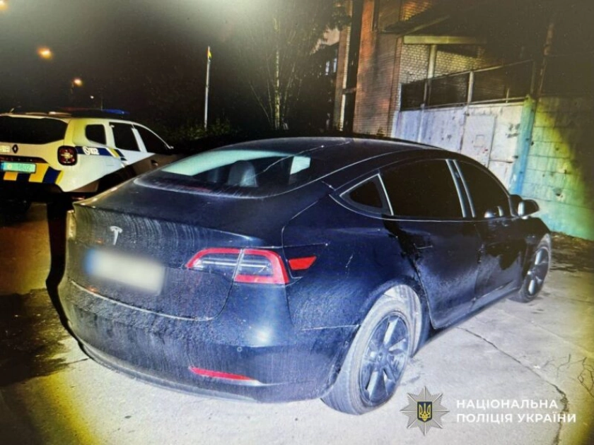 Водій Mercedes викрав Tesla на АЗС в Оболонському районі Києва - 1