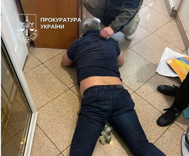 У Києві засудили засновника фонду за схему незаконного виїзду за 12 тис. доларів - 1