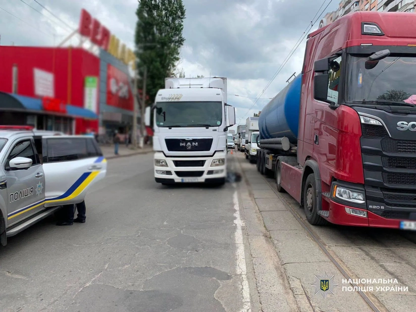 У Києві вантажівка на смерть збила 82-річну жінку: деталі ДТП - 1