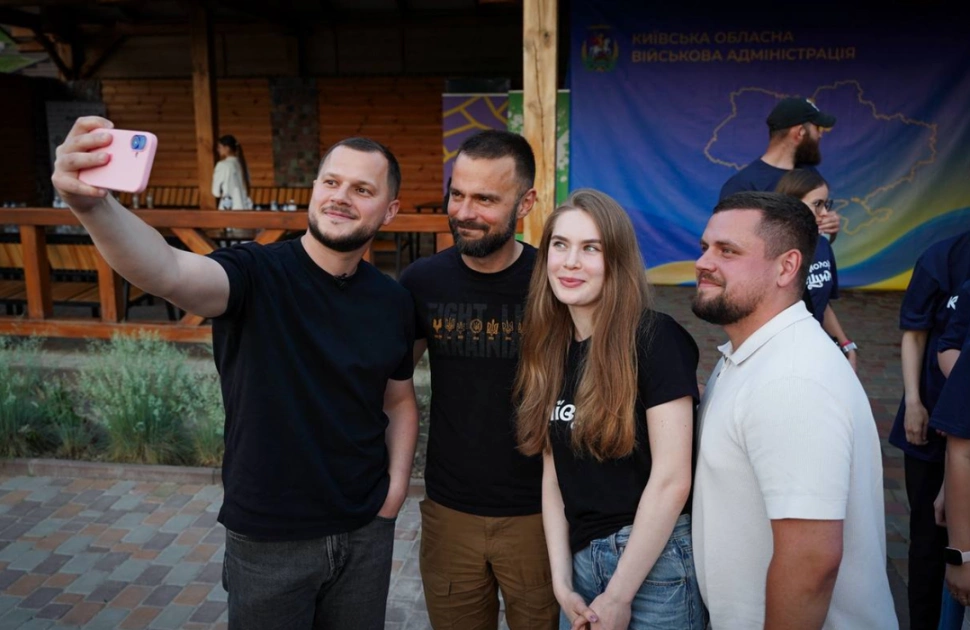 На Київщині молодь обговорила розвиток громад у форматі кемпінгу біля водойми — фото - 1
