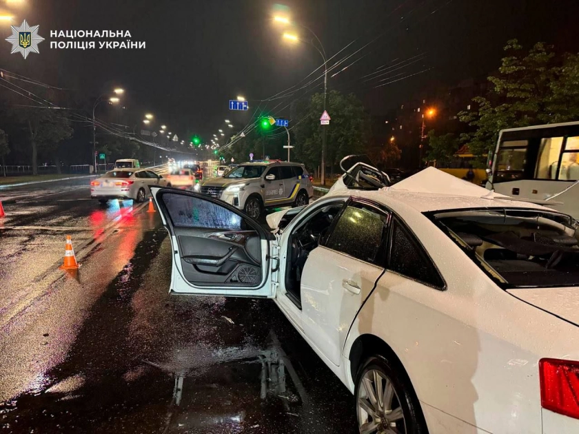 У центрі Троєщини сталася ДТП за участі Audi та вантажівки - 1