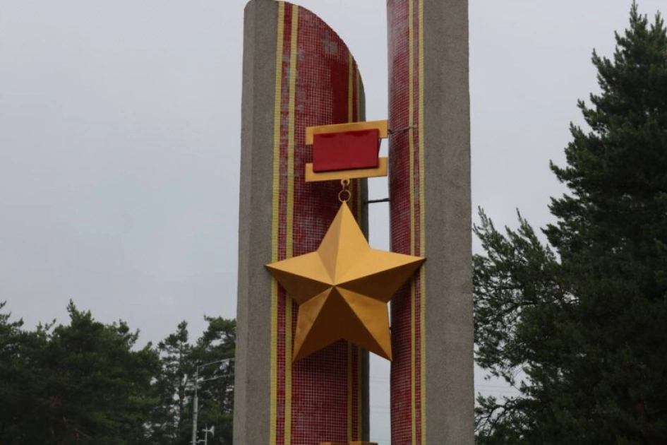 У Києві зі стели «Київ — місто-герой» демонтували радянську зірку: куди її передадуть - 1
