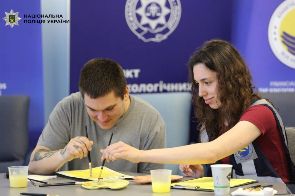 У Києві поліцейські психологи застосовують арт-терапію для відновлення поранених бійців і ветеранів - 1