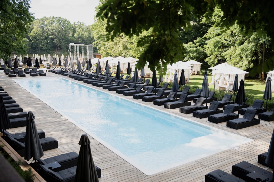 Втеча від спеки: 6 заміських комплексів під Києвом із басейнами, SPA та дикою природою (ціни та локації) - 1