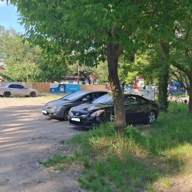 На Долобецькому острові в Києві виписали 23 штрафи за незаконне паркування біля пляжу - 2