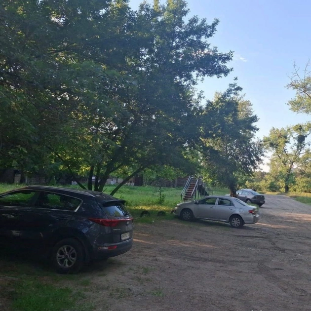 На Долобецькому острові в Києві виписали 23 штрафи за незаконне паркування біля пляжу - 1