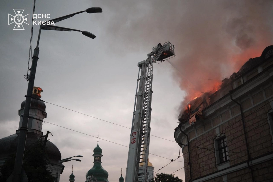 Удар по святинях: у Києві через атаку РФ палають Києво-Печерська Лавра та «Мистецький арсенал» - 3