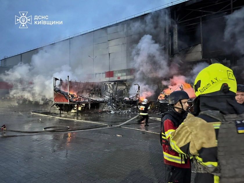 Атака РФ на Київщину: пожежі та падіння уламків зафіксували у п'яти районах області - 3