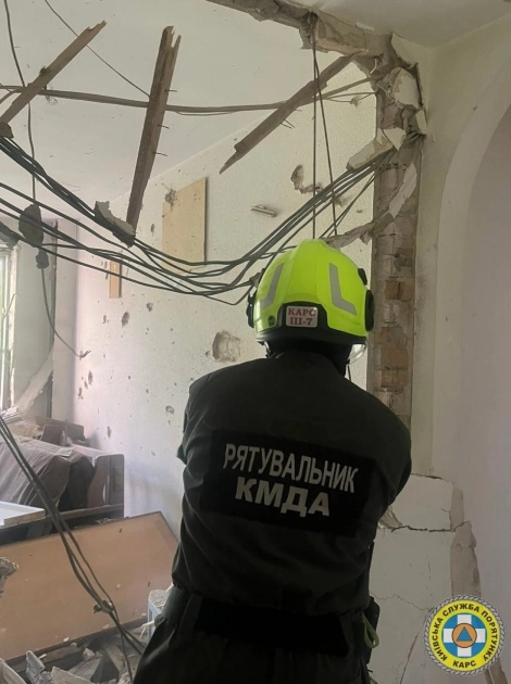 У Києві рятувальники КАРС ліквідовують наслідки обстрілу: роботи тривають у 5 районах - 3