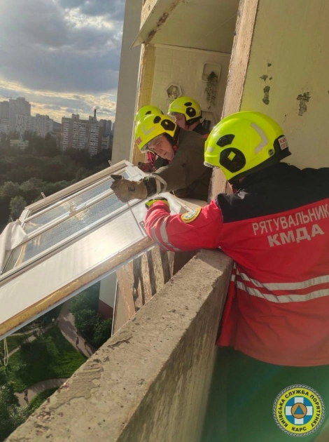 У Києві рятувальники КАРС ліквідовують наслідки обстрілу: роботи тривають у 5 районах - 2