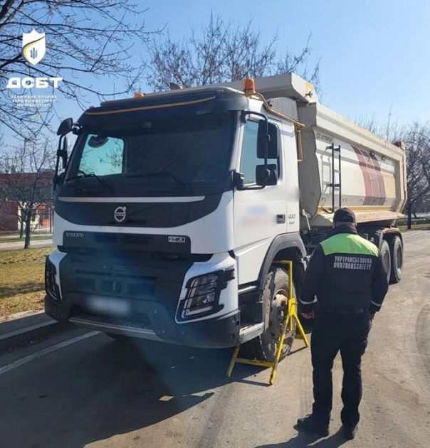 У Києві та області посилили перевірки вантажівок: Укртрансбезпека запроваджує жорсткі штрафи - 1