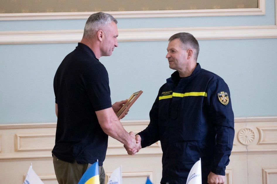 Кличко вручив подяки комунальникам Київщини за допомогу столиці під час атак - 2