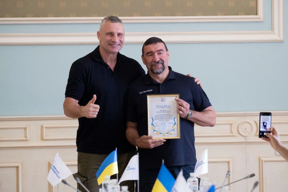 Кличко вручив подяки комунальникам Київщини за допомогу столиці під час атак - 1