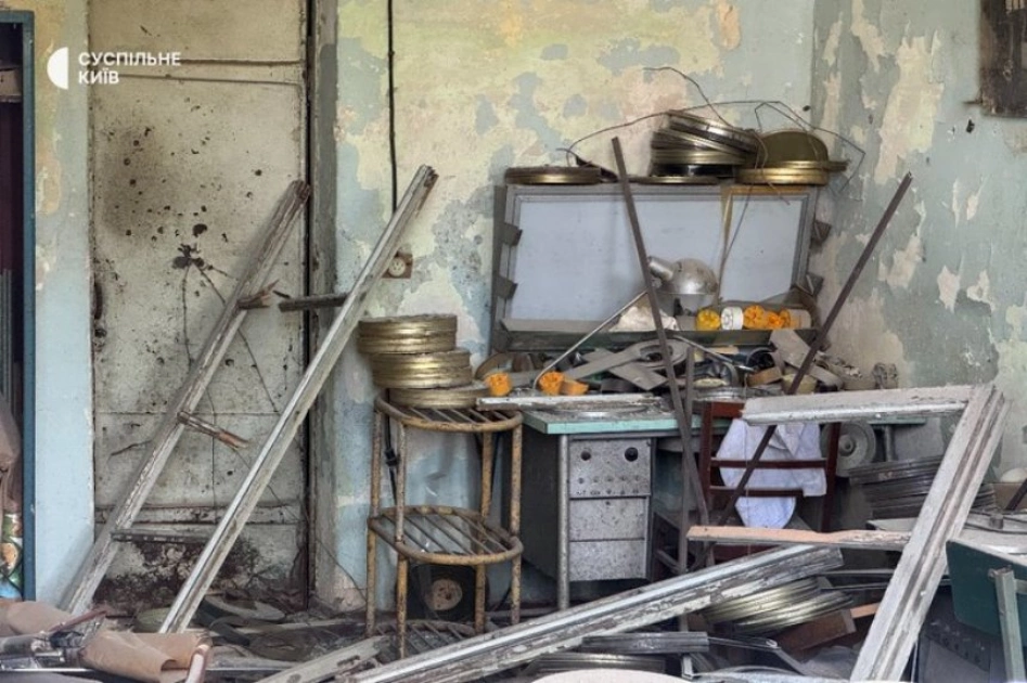 У Києві після удару по кіностудії Довженка вдалося врятувати близько 600 фільмів - 1