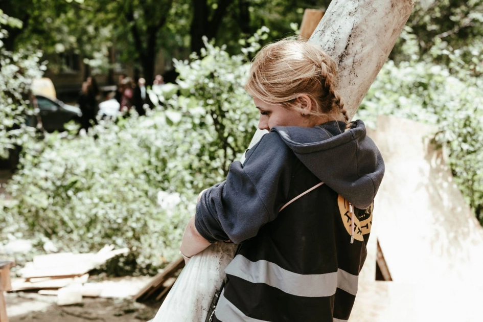 У Києві молодь з «Київських кажанів» допомагає ліквідовувати наслідки обстрілів: як працює волонтерська команда - 3
