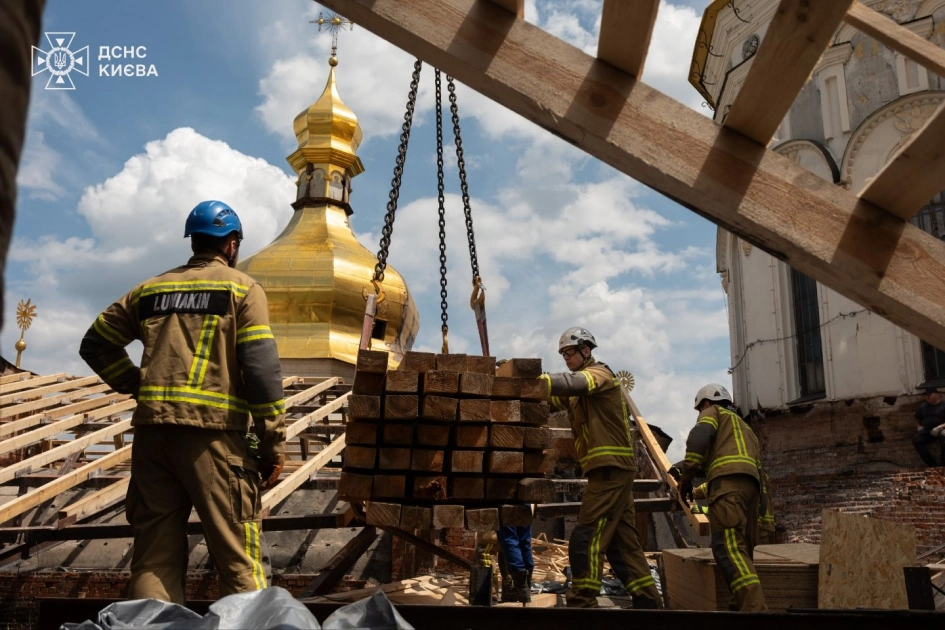 У Києво-Печерській лаврі рятують Свято-Успенський собор після атаки дрона — фото ДСНС - 5