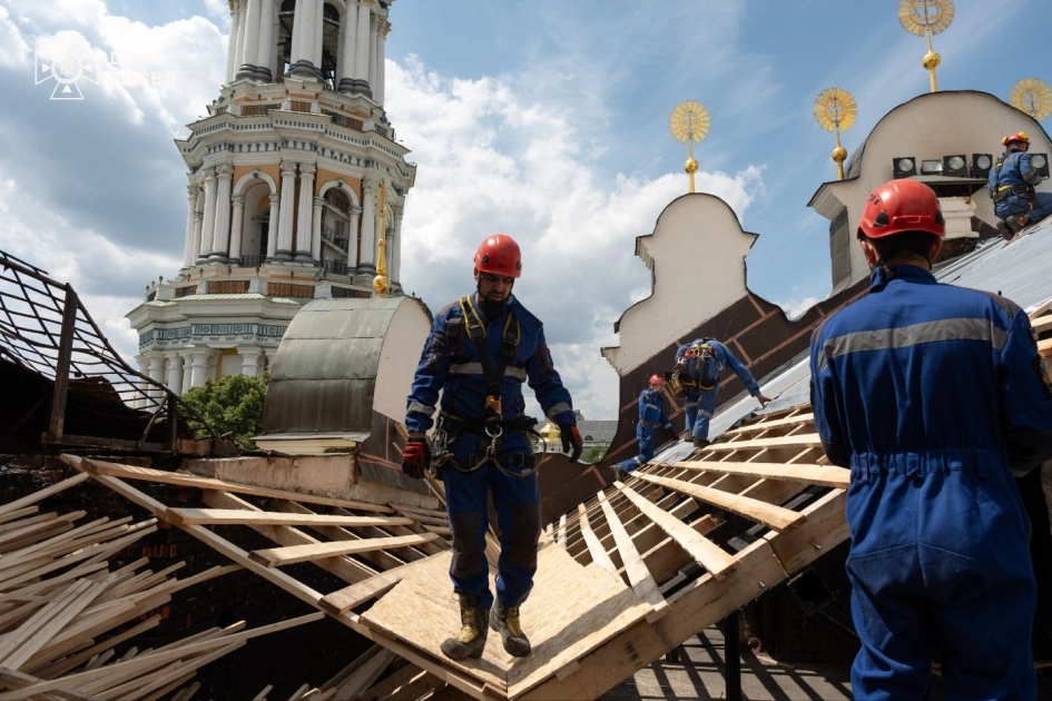 У Києво-Печерській лаврі рятують Свято-Успенський собор після атаки дрона — фото ДСНС - 4