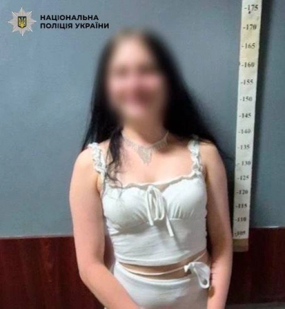 У Києві нетвереза дівчина вибила двері супермаркету через відмову продати алкоголь - 2