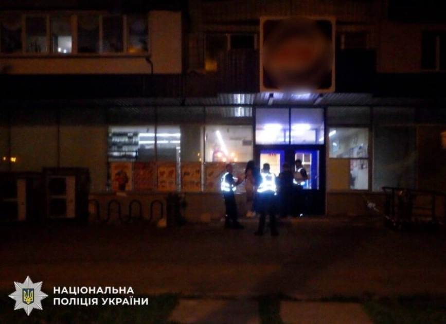 У Києві нетвереза дівчина вибила двері супермаркету через відмову продати алкоголь - 1