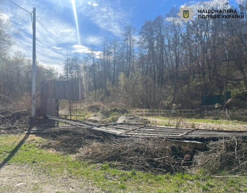 Киянин самовільно захопив частину «Сирецького гаю» та встановив паркан - 2