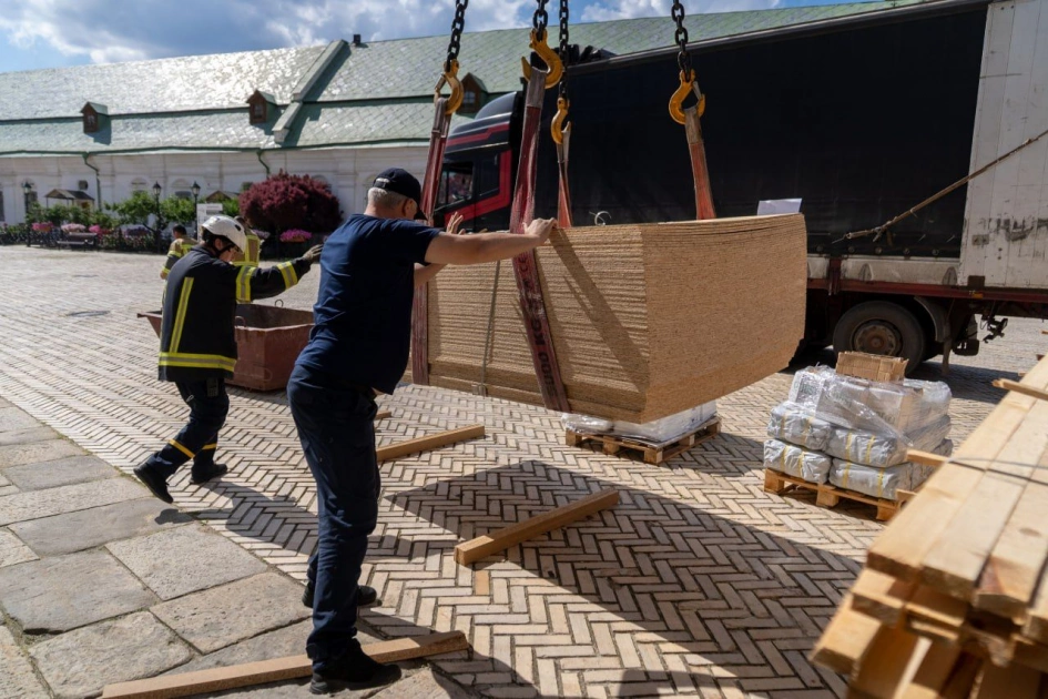 ООН передала матеріали для відновлення Лаври, музею Чорнобиля та кіностудії Довженка після обстрілів - 1