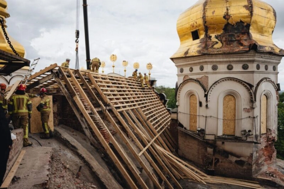 У Києво-Печерській лаврі вже відновили 70% даху Успенського собору після російського удару - 1