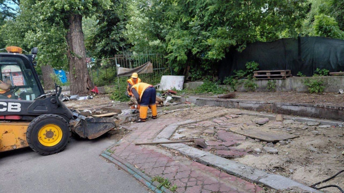 У Голосіївський район демонтували кіоски: комунальники розчистили вулиці після прибирання МАФів - 3