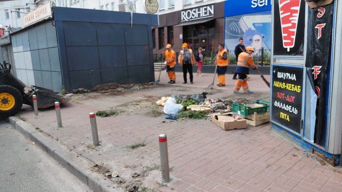 У Голосіївський район демонтували кіоски: комунальники розчистили вулиці після прибирання МАФів - 1