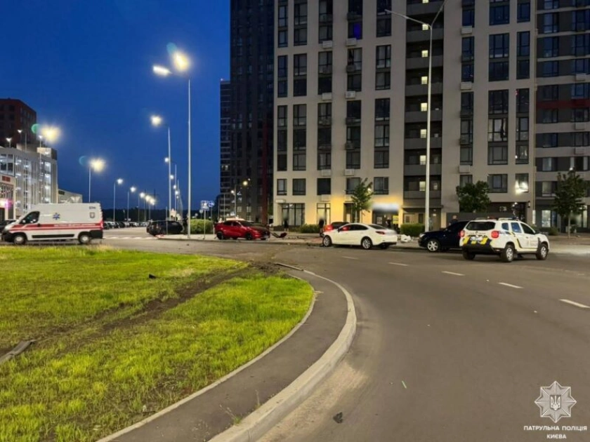 У ЖК «Варшавський» у Києві п’яний підліток на Tesla протаранив припарковані авто - 2