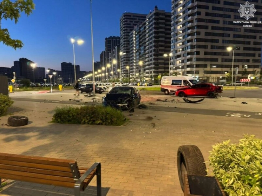 У ЖК «Варшавський» у Києві п’яний підліток на Tesla протаранив припарковані авто - 1