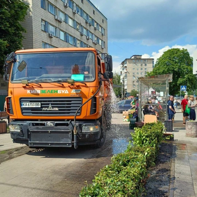У Києві на Солом’янці завершили озеленення скверу в Політехнічному провулку: що зробили комунальники - 1