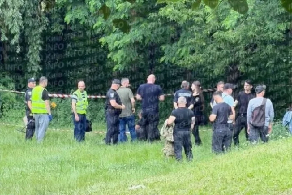 У Сирецькому парку Києва виявили тіло людини: на місці працюють слідчі та криміналісти - 1