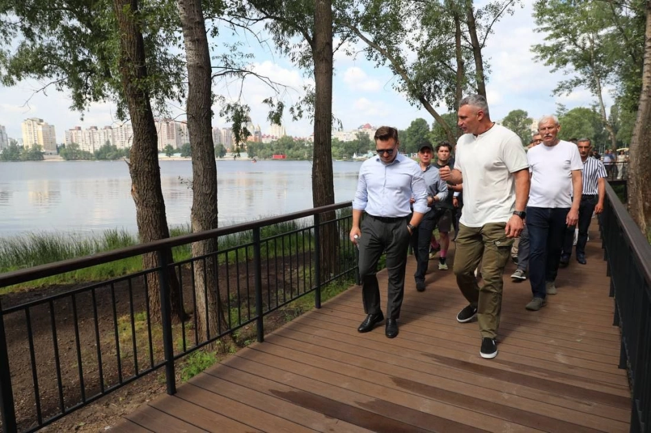 На Оболоні відкрили Вільнюський сквер і місток: новий простір для відпочинку в Києві - 1