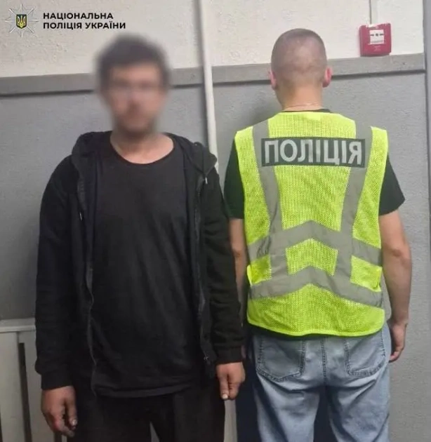 У Києві затримали п’ятьох підозрюваних у жорстокому вбивстві чоловіка: потерпілого прив’язали до дерева - 1