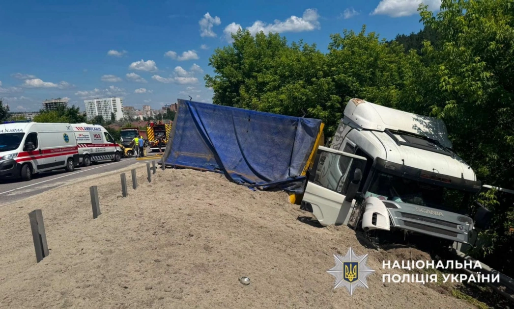 Серйозна ДТП на Київщині: під Обуховом вантажівка протаранила Renault з дітьми - 1