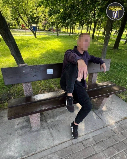 У київському парку чоловік погрожував перехожим битою: його затримала муніципальна охорона - 1