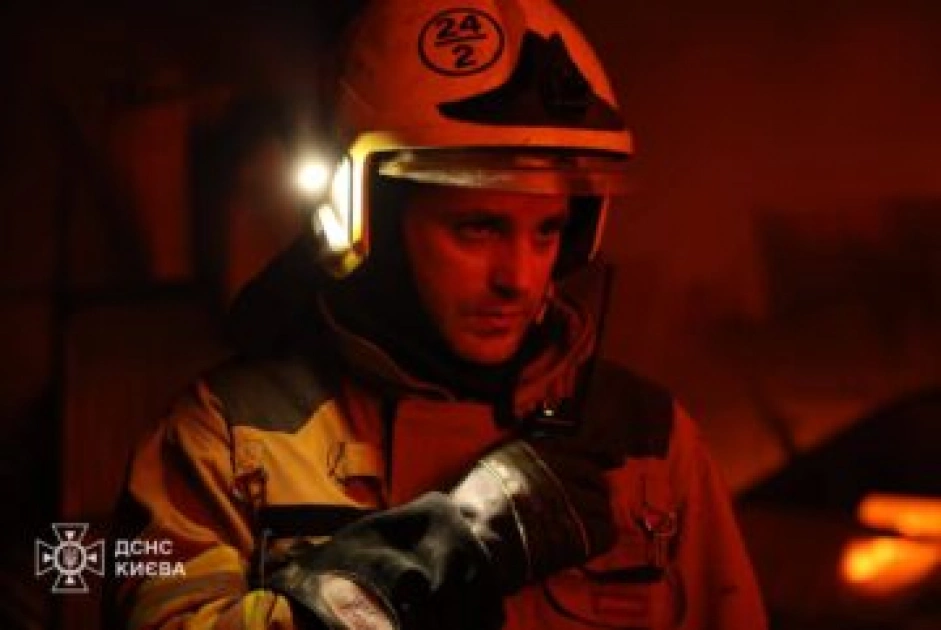 У Дарницькому районі Києва ліквідували пожежу після обстрілу: працювали понад 100 рятувальників - 1
