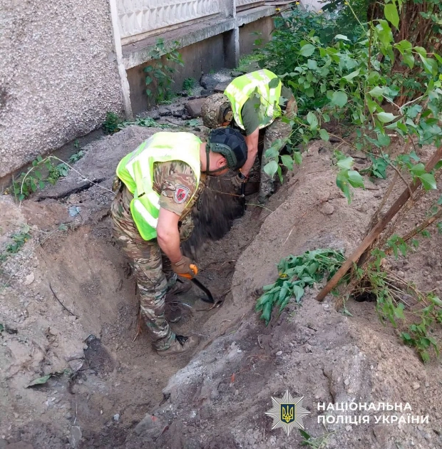 У Дарницькому районі Києва під вікнами будинку виявили бойову частину ракети після атаки РФ - 1