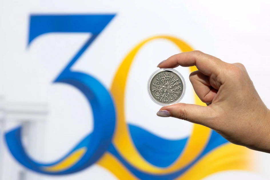 Нацбанк випустив срібну монету номіналом 10 гривень до 30-річчя Конституції України - 1