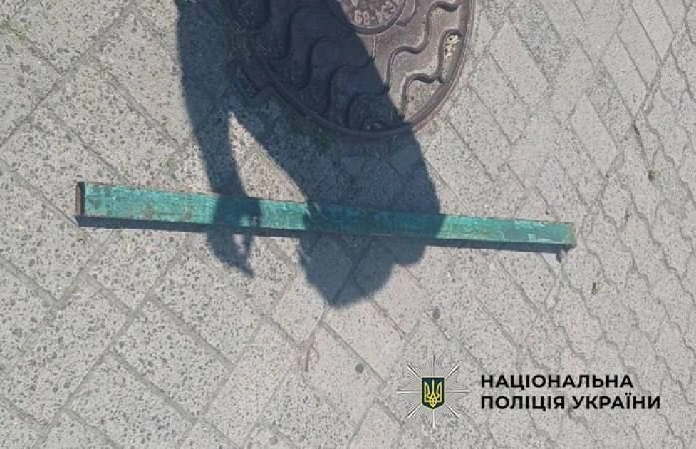 У Києві військовий у СЗЧ розбив вікна п’яти авто металевим прутом — поліція затримала порушника - 3