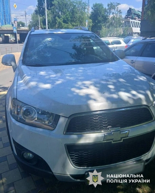 У Києві військовий у СЗЧ розбив вікна п’яти авто металевим прутом — поліція затримала порушника - 2