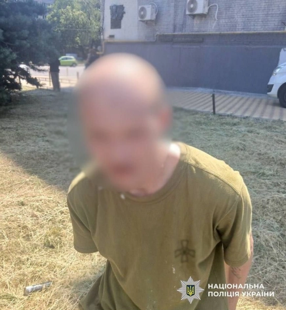 У Києві військовий у СЗЧ розбив вікна п’яти авто металевим прутом — поліція затримала порушника - 1