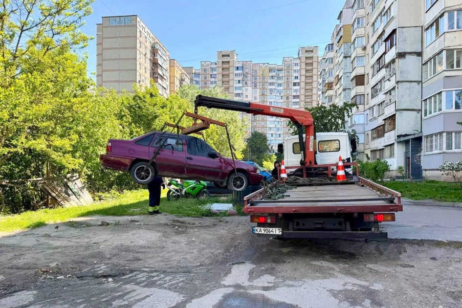У Святошинському районі Києва прибирають покинуті авто: триває евакуація транспорту - 4