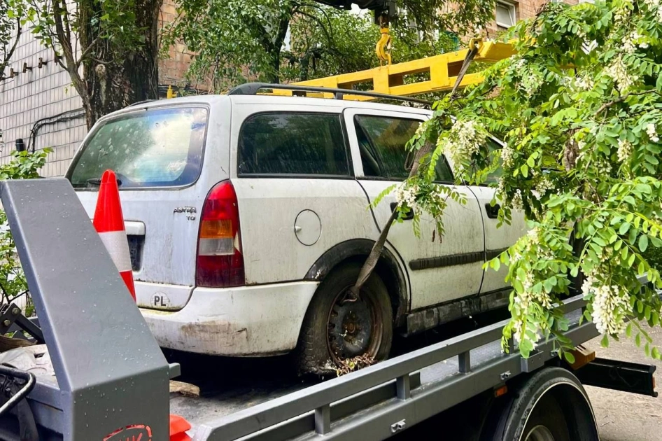 У Святошинському районі Києва прибирають покинуті авто: триває евакуація транспорту - 3