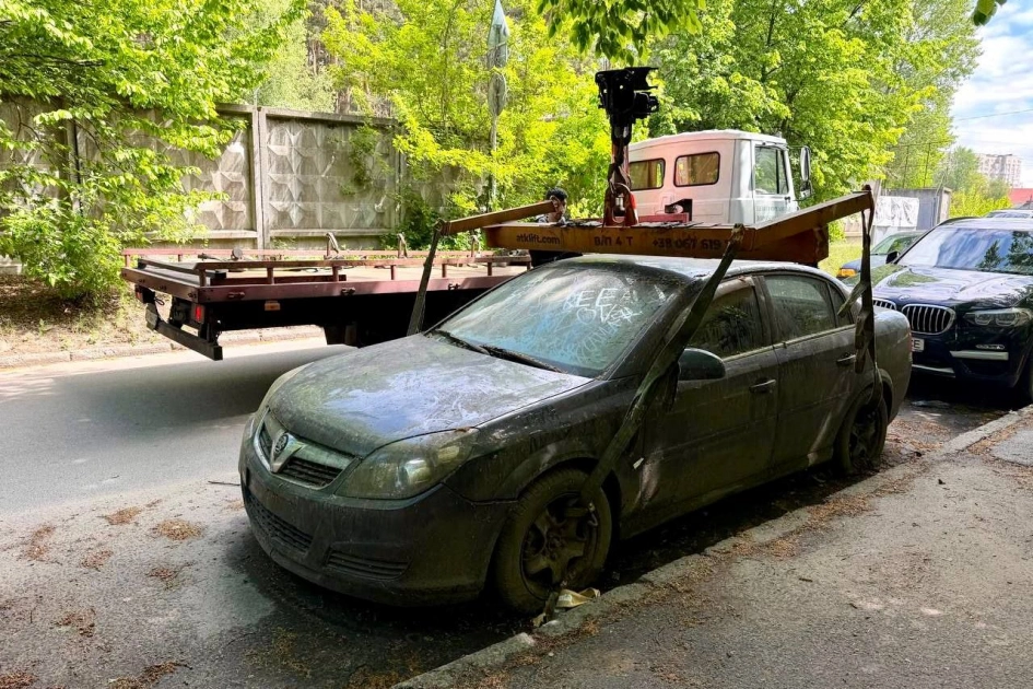 У Святошинському районі Києва прибирають покинуті авто: триває евакуація транспорту - 2