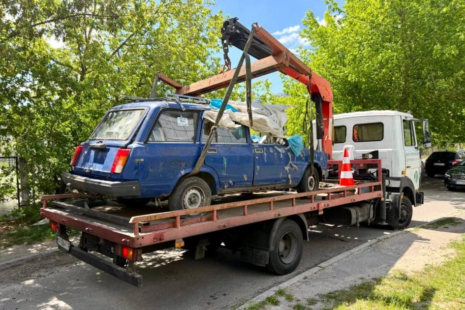 У Святошинському районі Києва прибирають покинуті авто: триває евакуація транспорту - 1