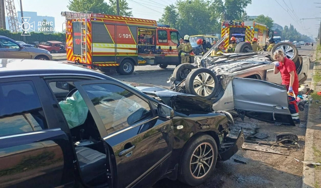 У Києві сталася масштабна ДТП за участю чотирьох авто: є загибла та четверо постраждалих - 2