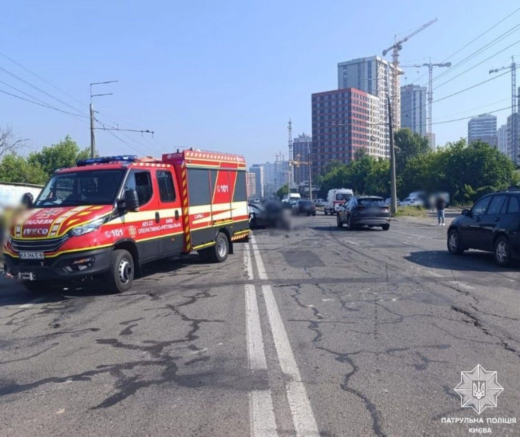 У Києві сталася масштабна ДТП за участю чотирьох авто: є загибла та четверо постраждалих - 1