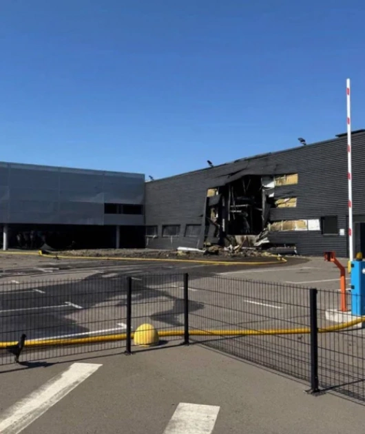 Російський удар пошкодив автосалон Porsche на Київщині: що відомо - 1